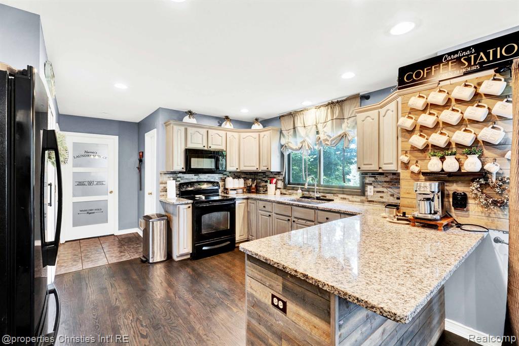 8410 S Shore Drive, Clarkston, MI 48348 — Photo 12