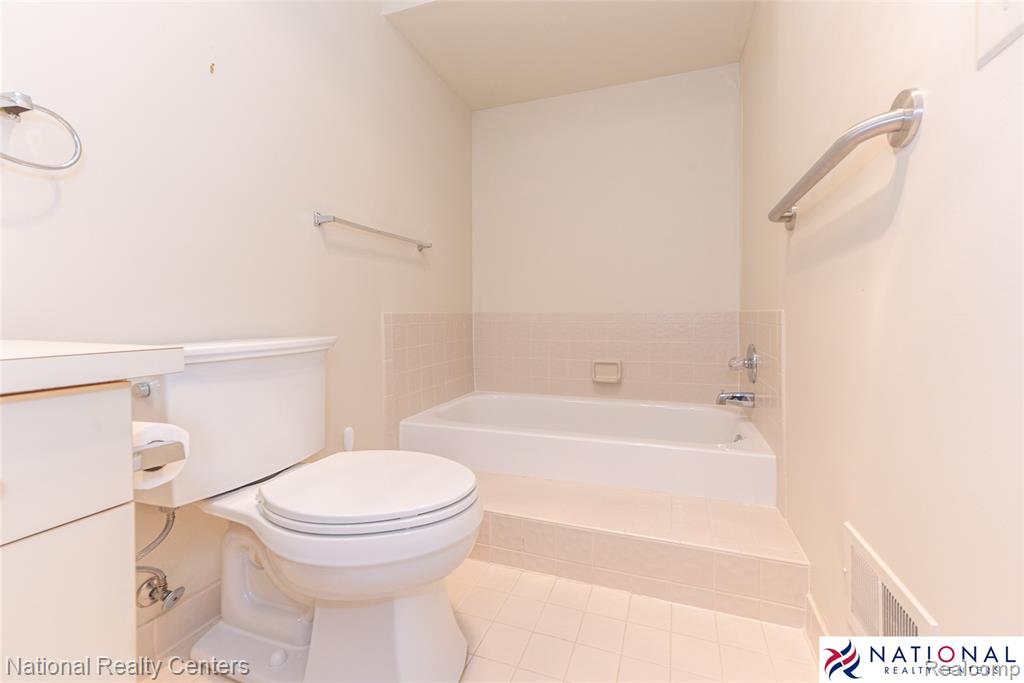 29705 Pine Ridge Circle, 35, Farmington Hills, MI 48331 — Photo 20