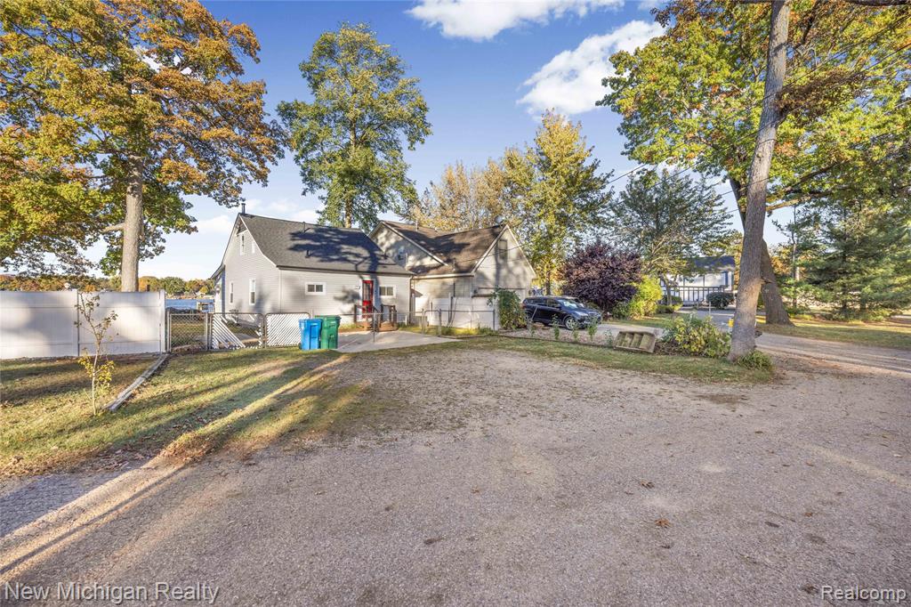 8665 Cooley Lake Road, Commerce Twp, MI 48382 — Photo 11