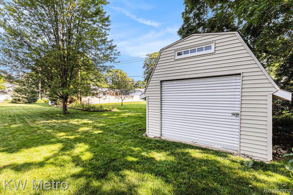 449 Shoreview Drive, Waterford, MI 48328 — Photo 30
