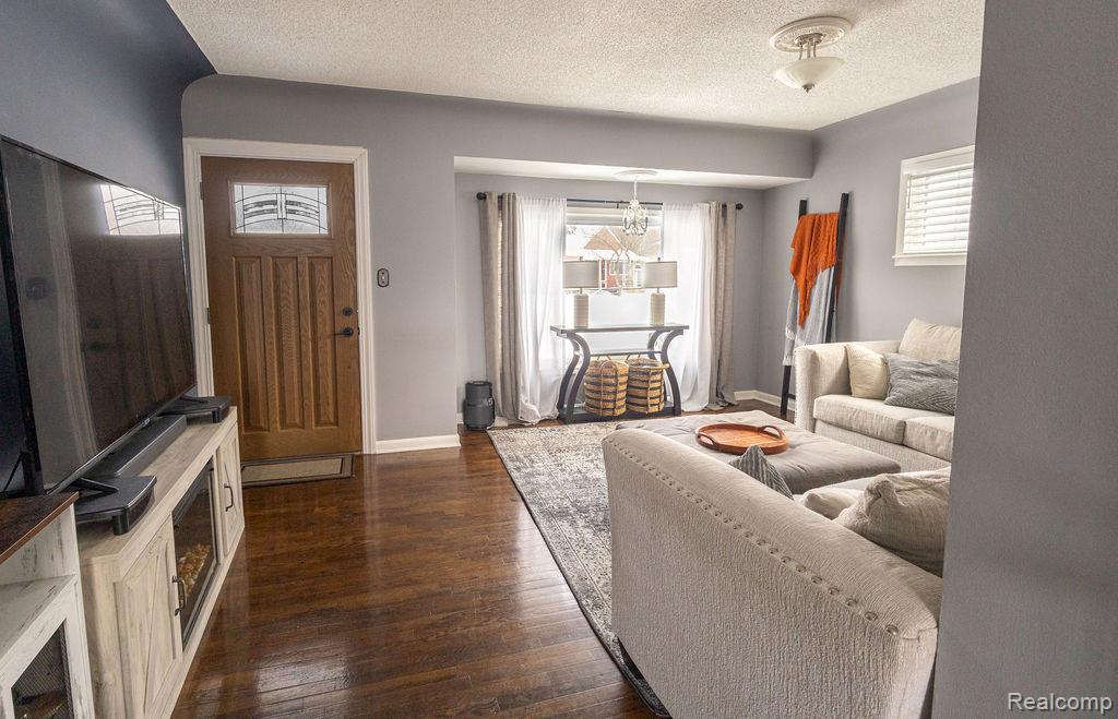 823 Southwood Drive, Fenton, MI 48430 — Photo 4