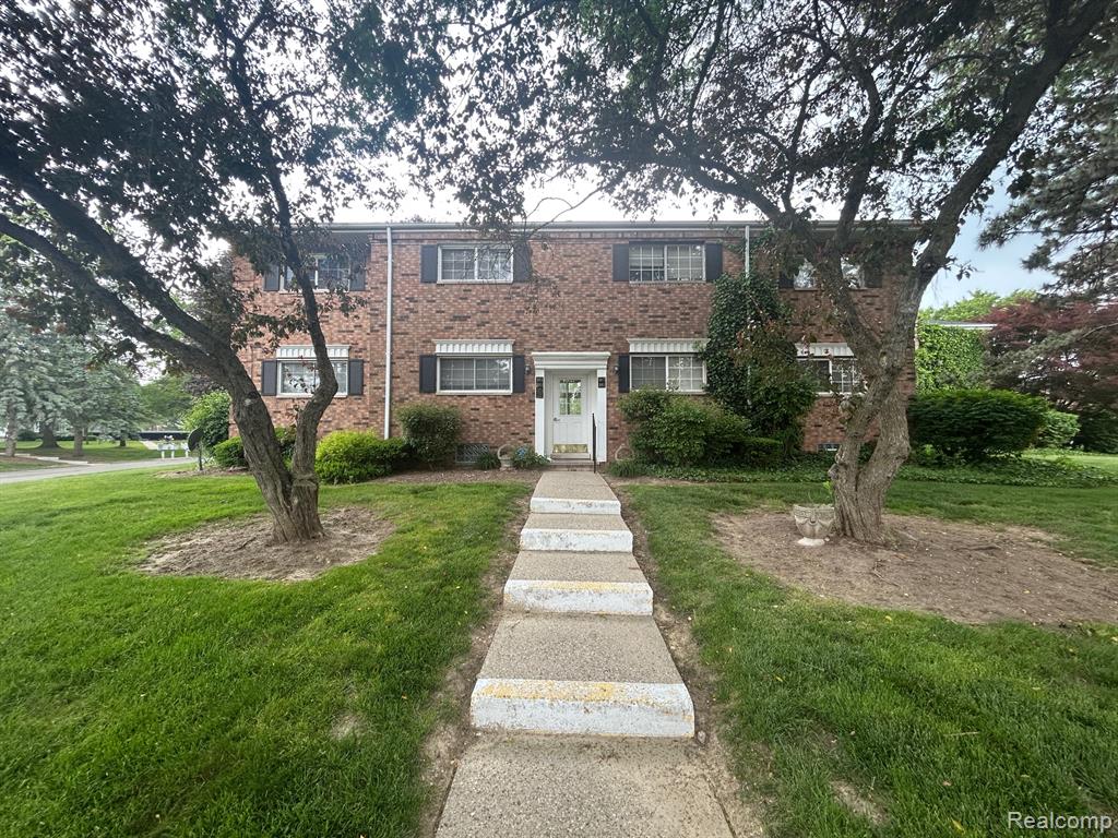 595 E FOX HILLS Drive, Bloomfield Hills, MI 48304 — front exterior