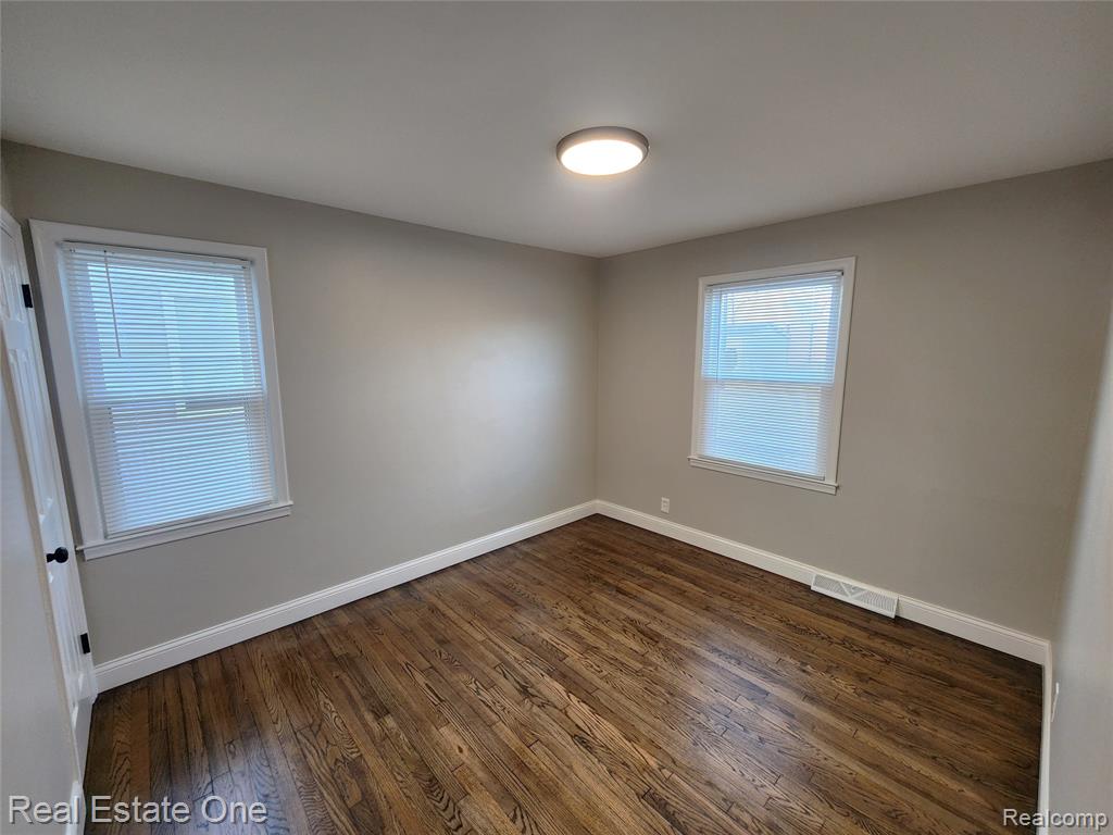 628 E JARVIS Avenue, Hazel Park, MI 48030 — Photo 12