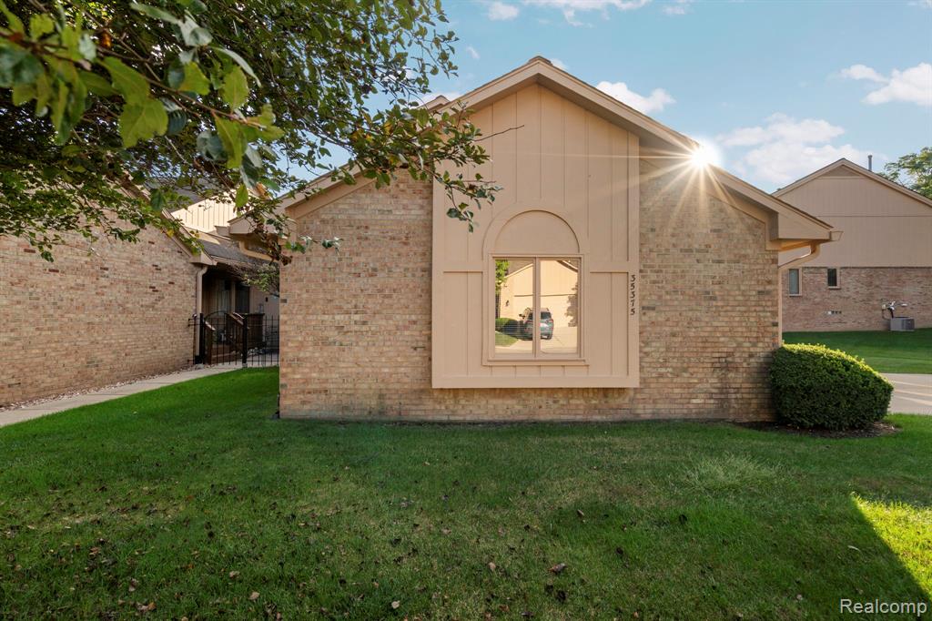35375 Blue Spruce Drive, Farmington Hills, MI 48335 — Photo 3