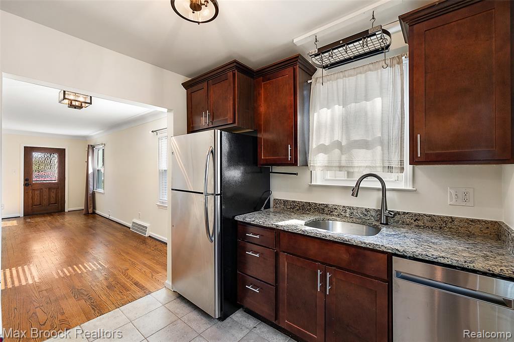 929 Cambridge Road, Berkley, MI 48072 — Photo 2