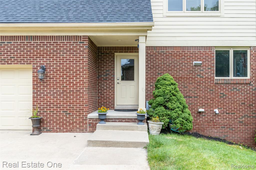 18090 Peninsula Way, Northville, MI 48168 — Photo 16