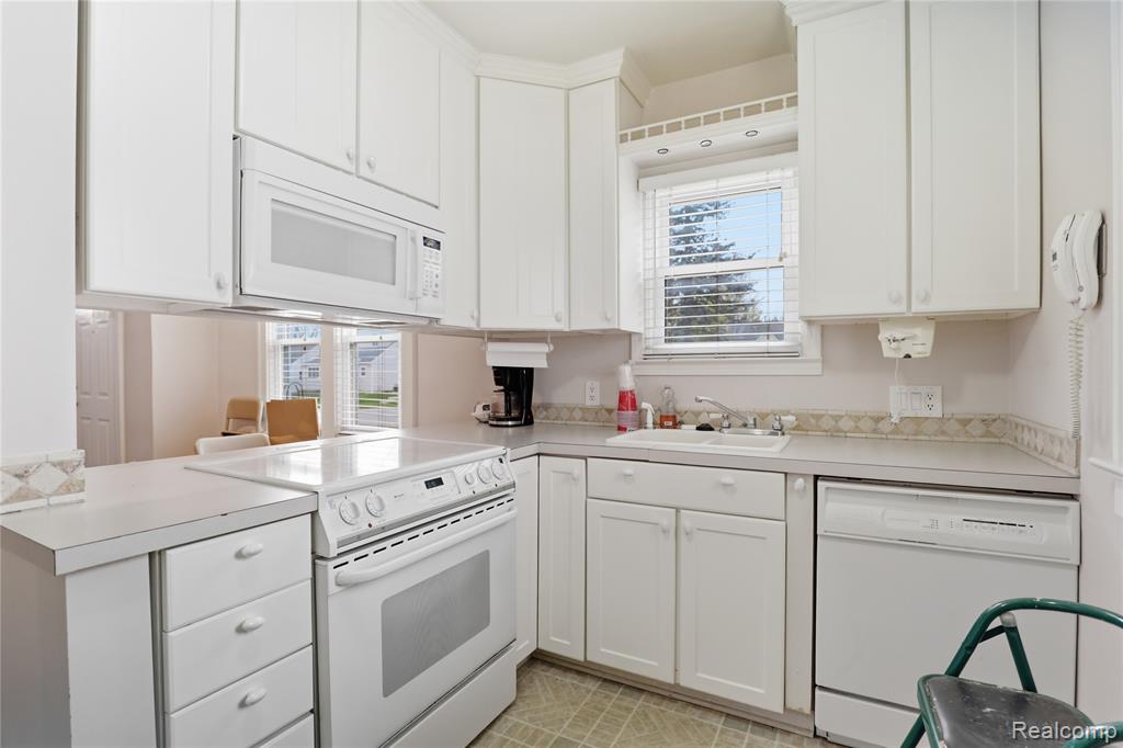 3317 Cheyenne Avenue, Burton, MI 48529 — Photo 7
