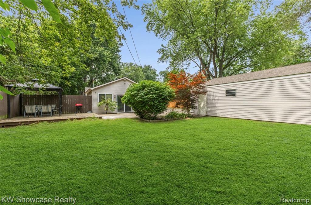 964 Daffodil Drive, Waterford, MI 48327 — Photo 10