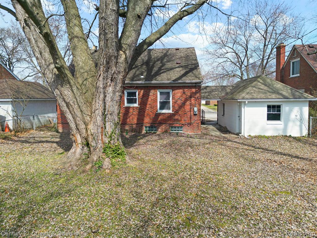 20488 FLEETWOOD Drive, Harper Woods, MI 48225 — Photo 28