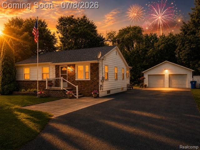 839 E Maple Street, Holly, MI 48442