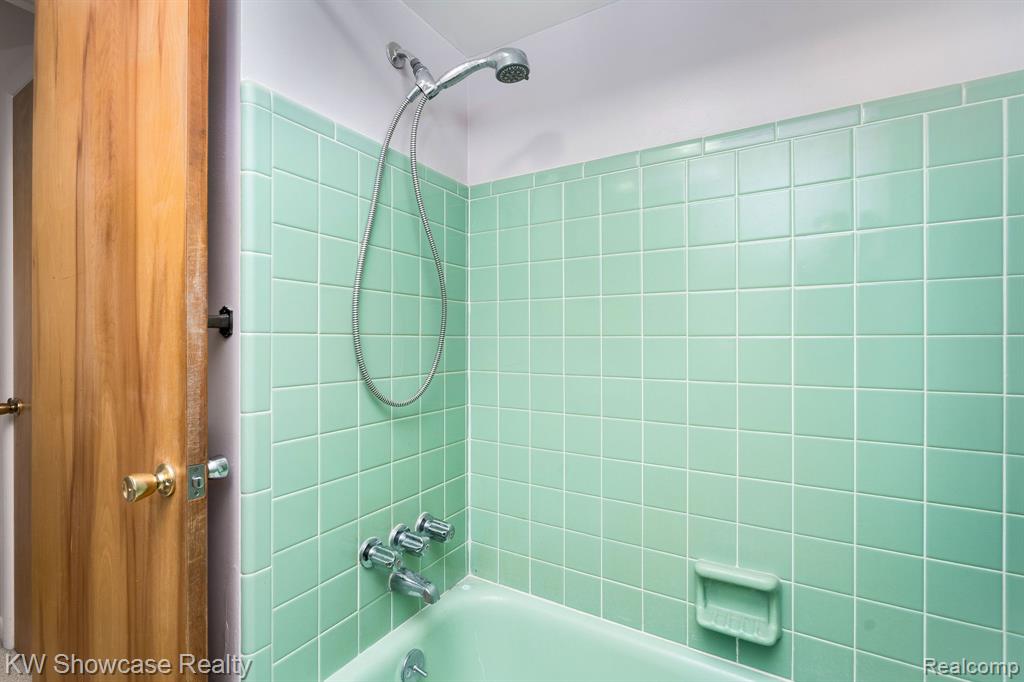 5274 Cooley Lake Road, Waterford, MI 48327 — Photo 44