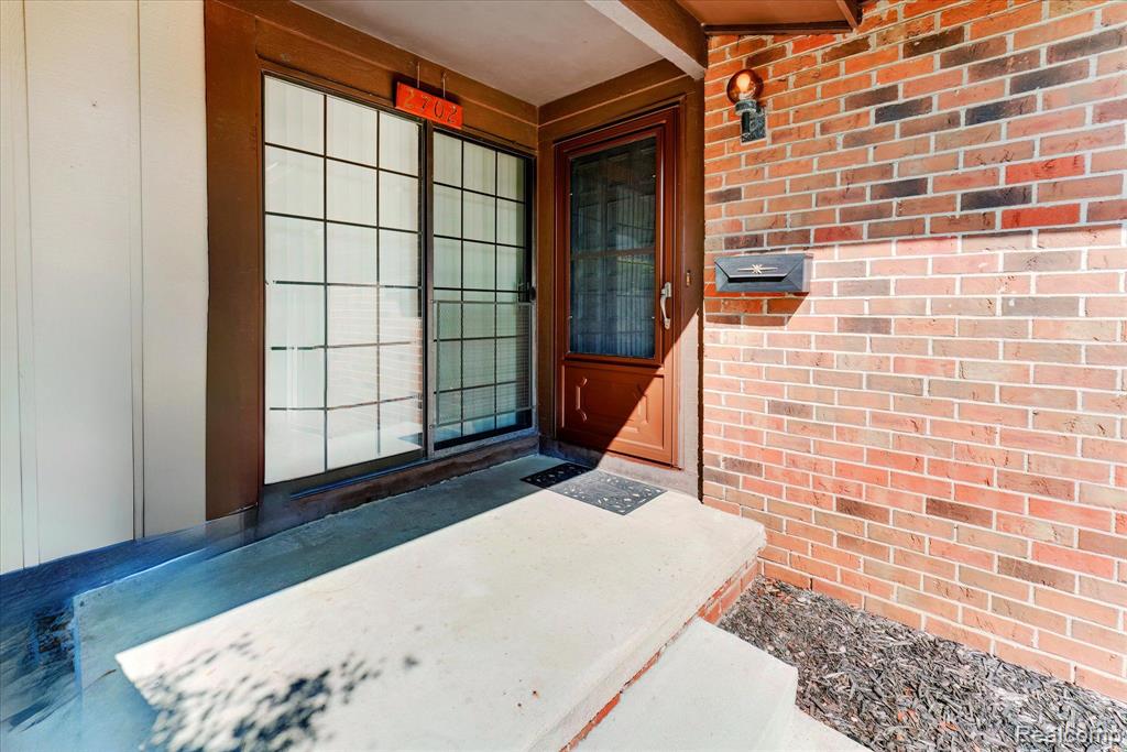2702 ROUNDTREE Drive, Troy, MI 48083 — Photo 7