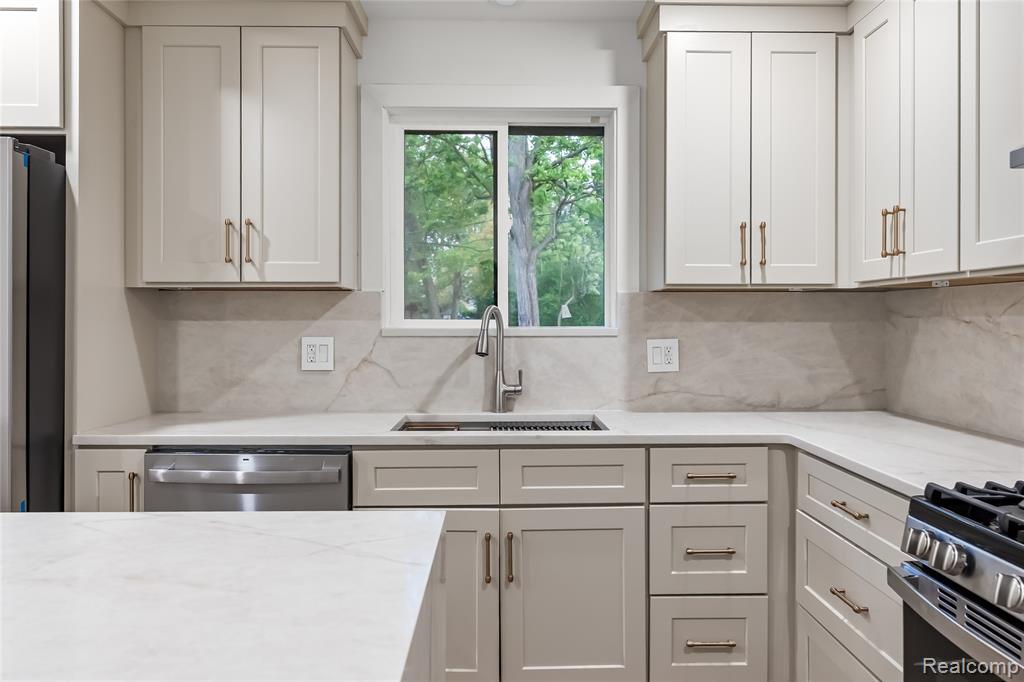 6742 Canterbury Court, Shelby Twp, MI 48316 — Photo 14