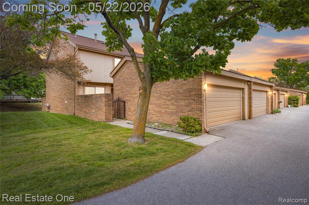 5345 Wright Way W, West Bloomfield, MI — front exterior