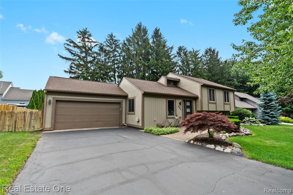696 Estes Court, Waterford, MI 48327 — Photo 3