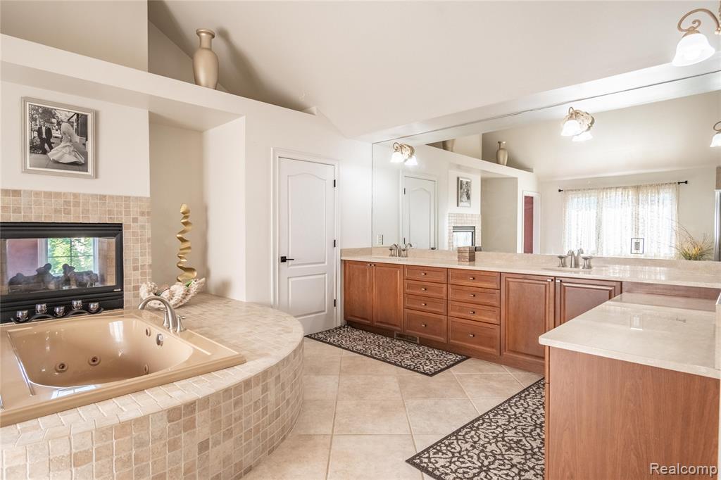4575 Forest Edge Lane N, West Bloomfield, MI 48323 — Photo 50