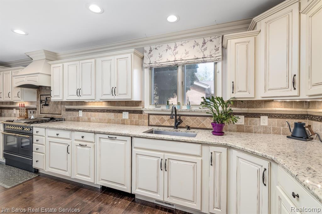 71 WOODLAND SHORES Drive, Grosse Pointe Shores, MI 48236 — Photo 9