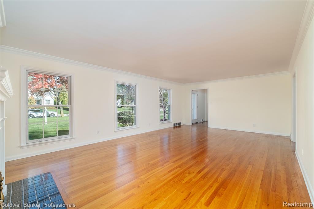499 Sunningdale Drive, Grosse Pointe Woods, MI 48236 — Photo 4