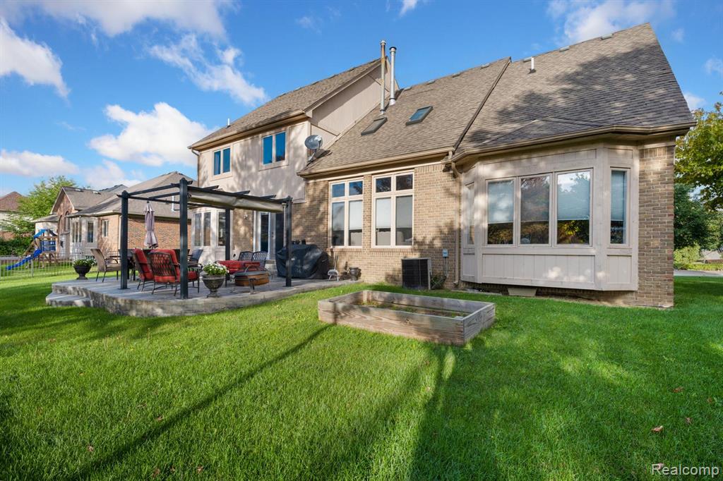 45021 Riverwoods Drive, Macomb, MI 48044 — Photo 4