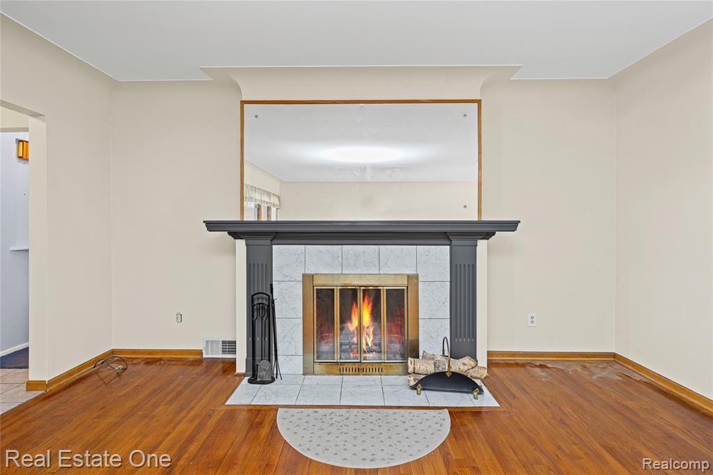 28615 Bloomfield Drive, Lathrup Village, MI 48076 — Photo 8