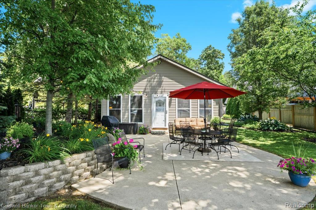 584 Black Oaks Trail, Howell, MI 48843 — front exterior