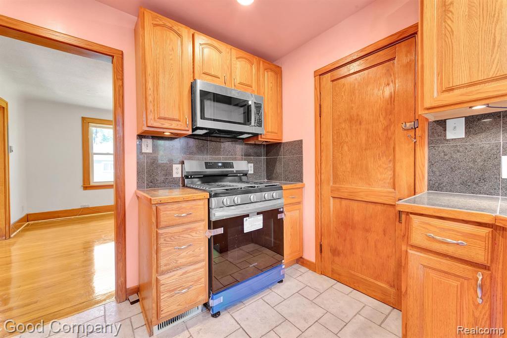 21516 Oxford Avenue, Farmington, MI 48336 — Photo 11