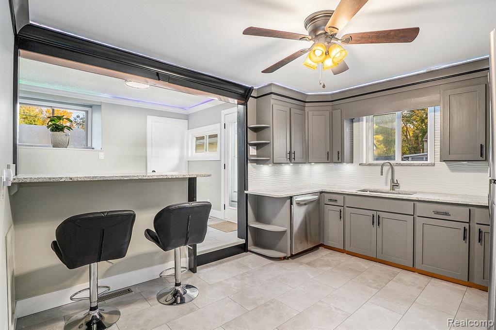 441 CLAYBURN Boulevard, Waterford, MI 48327 — Photo 9