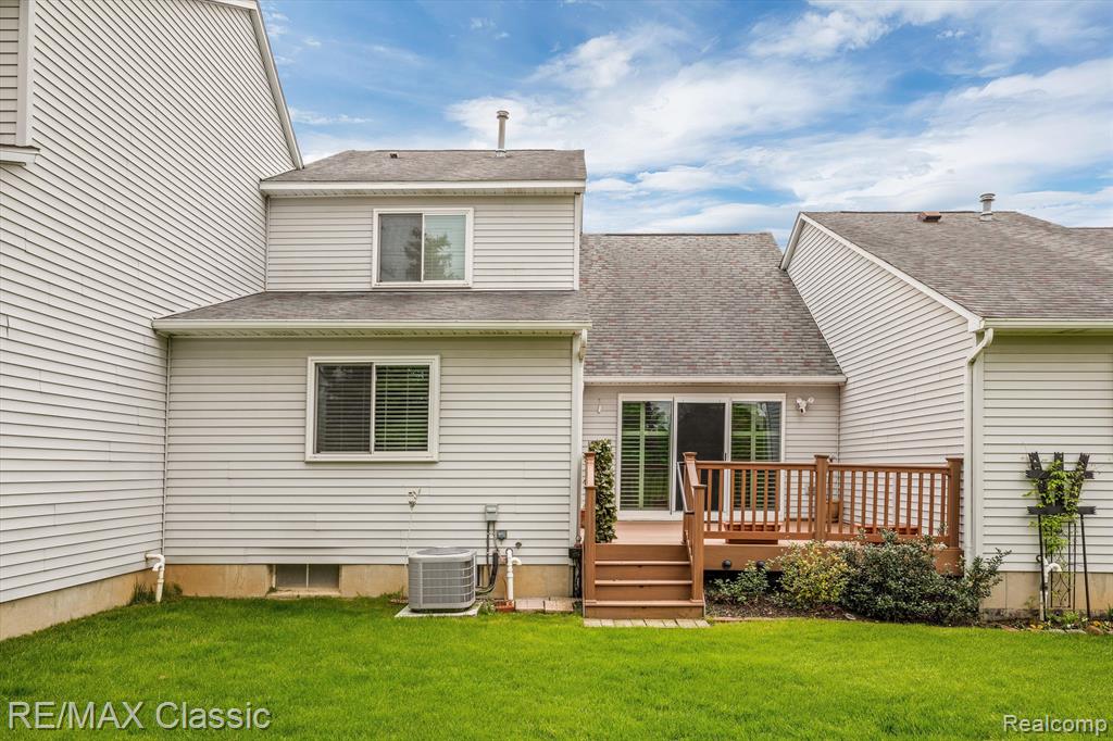 916 VILLAGE Way, South Lyon, MI 48178 — Photo 33