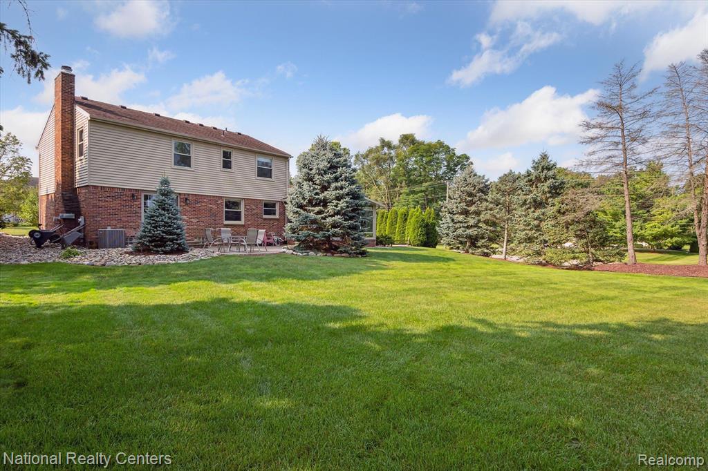 42372 COTSWOLD Court, Northville, MI 48168 — Photo 62