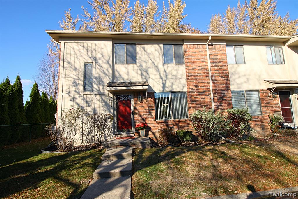 40831 HIGHPOINTE Drive, Clinton Twp, MI 48038 — Photo 2