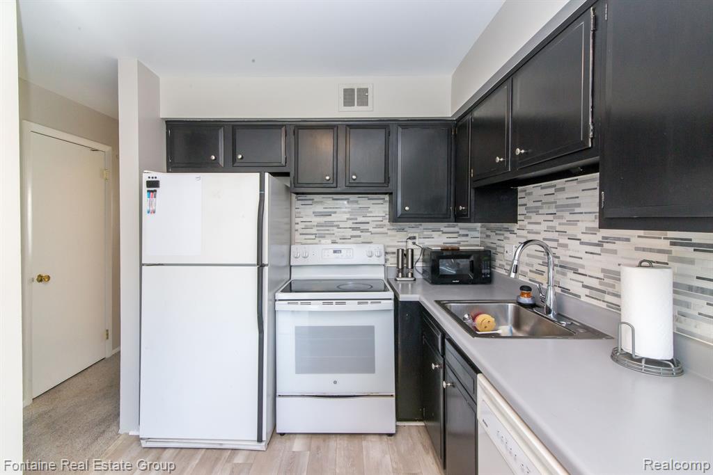 24606 BASHIAN Drive, Novi, MI — Photo 13