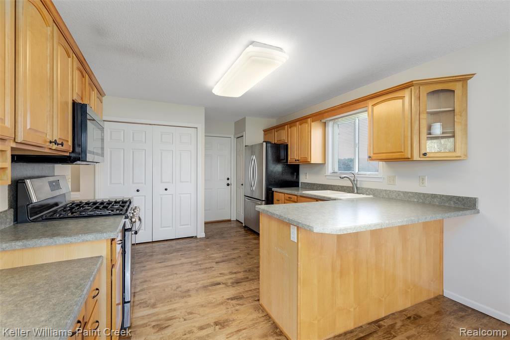 7537 Waterfall Drive, Grand Blanc, MI 48439 — Photo 9