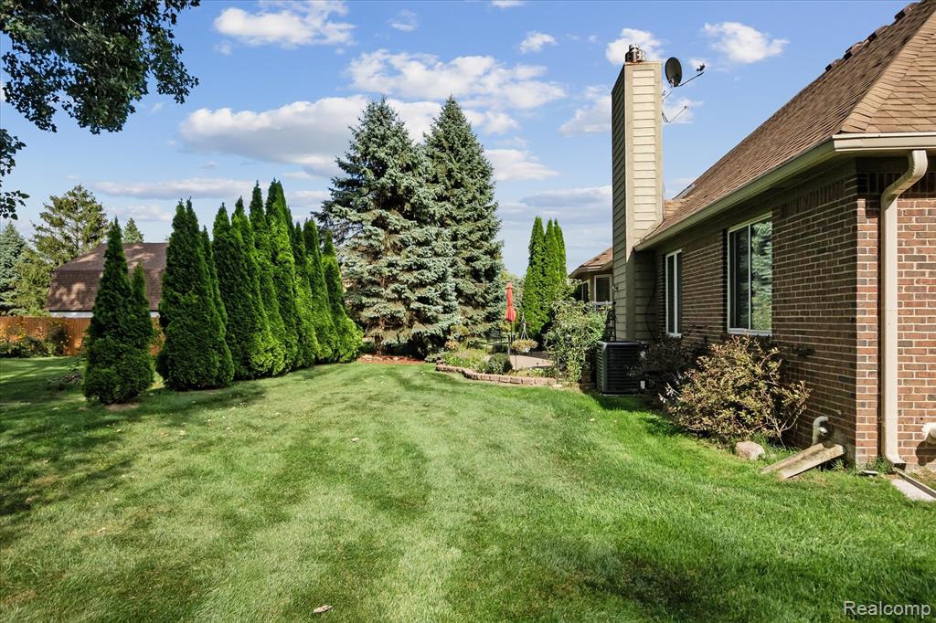 5061 Whitby Drive, Sterling Heights, MI 48314 — Photo 27