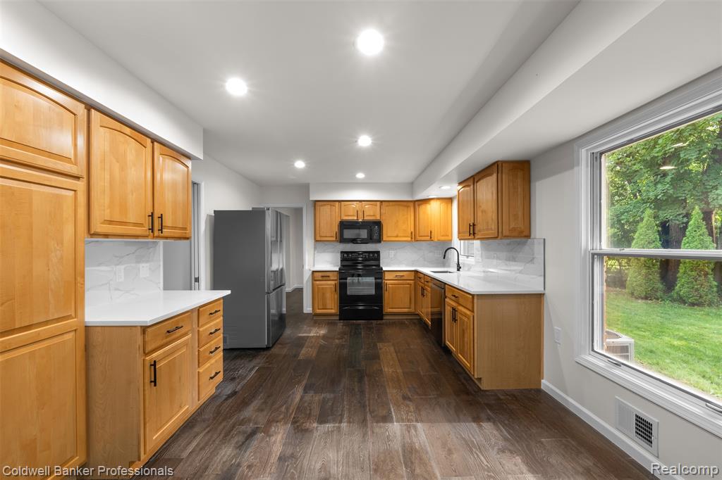 5890 Pinecroft Drive, West Bloomfield, MI — Photo 16