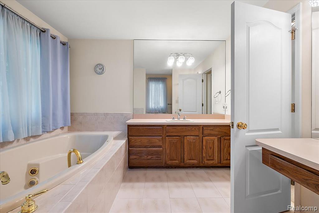 53629 WAYBURN Court, Utica, MI 48315 — Photo 28