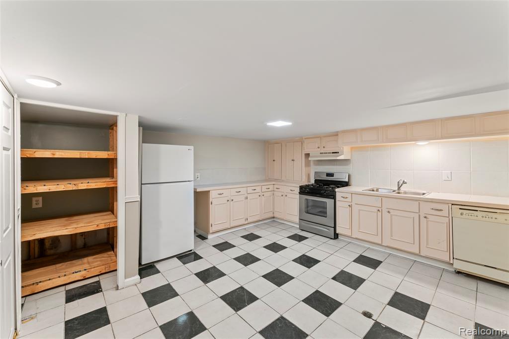 4822 Peachtree Drive, Sterling Heights, MI 48310 — Photo 42