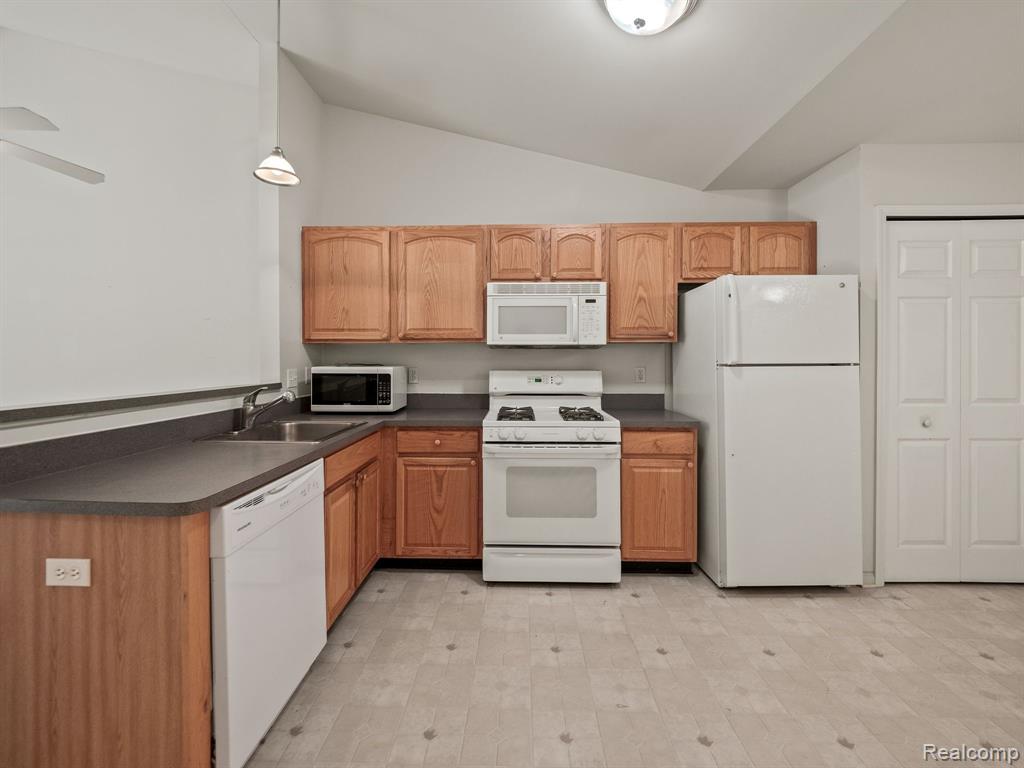 41168 BERMUDA Drive, Sterling Heights, MI 48314 — Photo 11