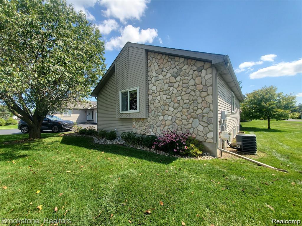 10178 Hawthorne Circle, 27, Goodrich Vlg, MI — Photo 4