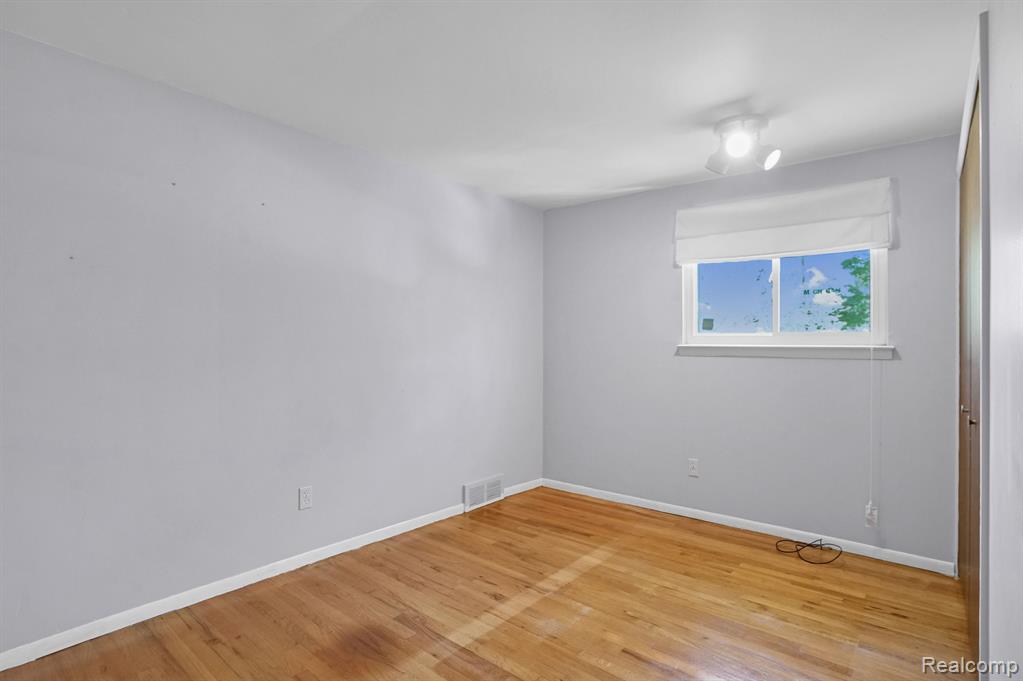 430 CHESTER Court, South Lyon, MI 48178 — Photo 32