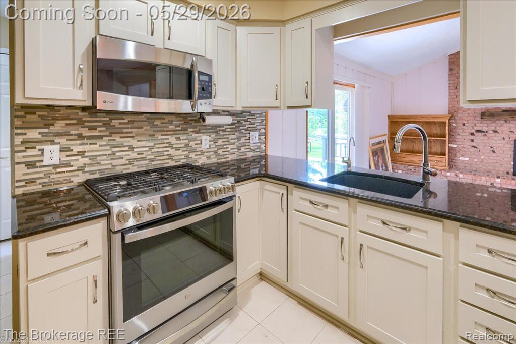 6933 Hubbard Hills Drive, Clarkston, MI 48348 — Photo 51