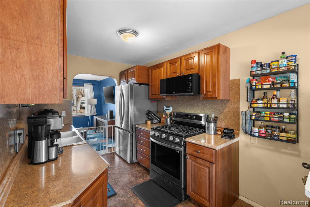 592 E Dallas Avenue, Madison Heights, MI 48071 — Photo 8