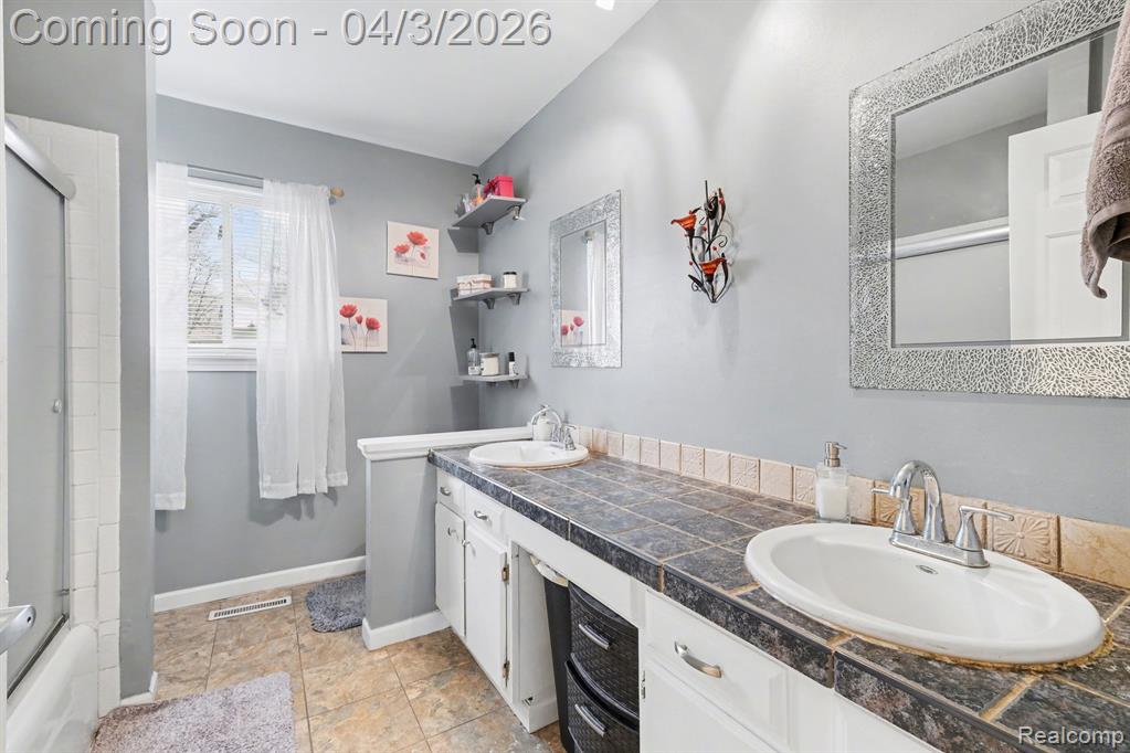 7377 Grandwood Drive, Swartz Creek, MI 48473 — Photo 21