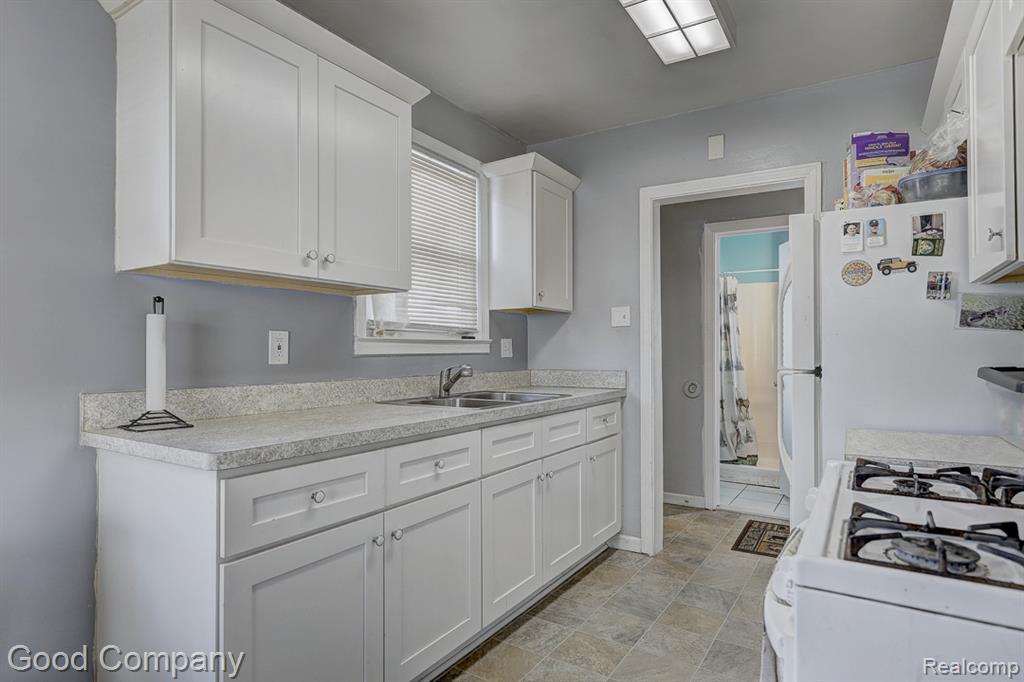 518 E Maxlow Avenue, Hazel Park, MI 48030 — Photo 13
