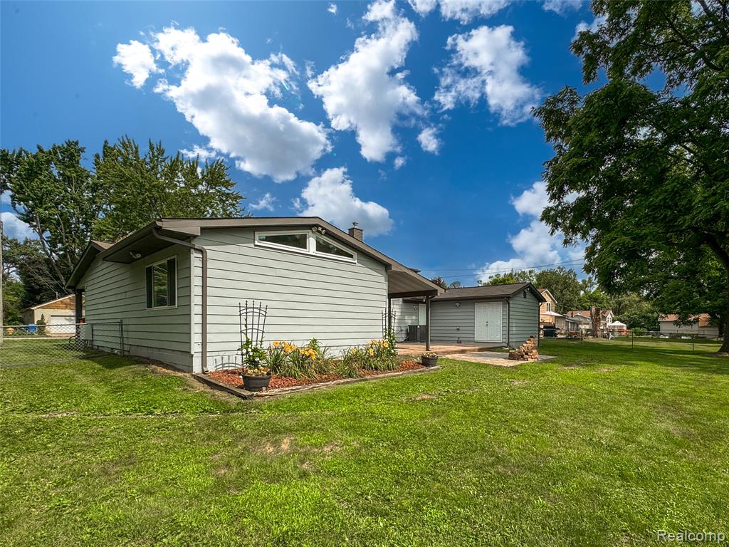 545 Woodbridge Circle, Waterford, MI 48327 — Photo 30