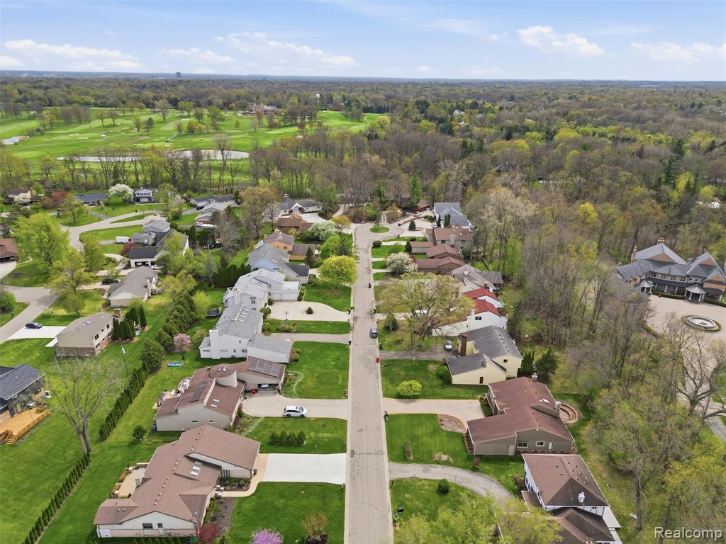 5800 Naneva Court, West Bloomfield, MI — Photo 48