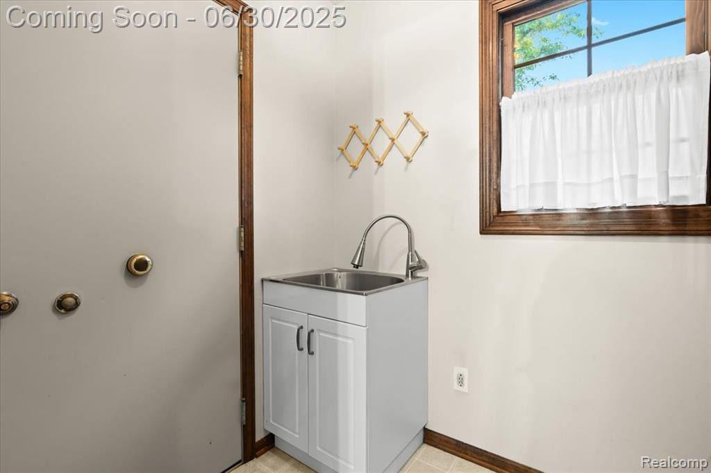 7248 Parkwood Drive, Fenton, MI 48430 — Photo 16