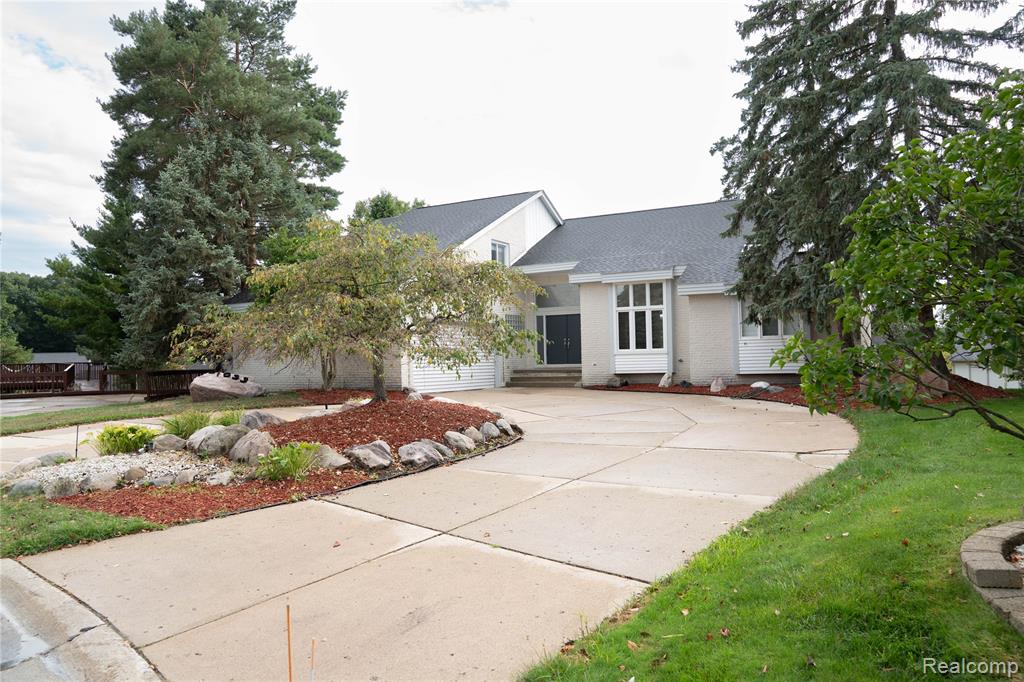 31033 Evergreen Court, Farmington Hills, MI 48331