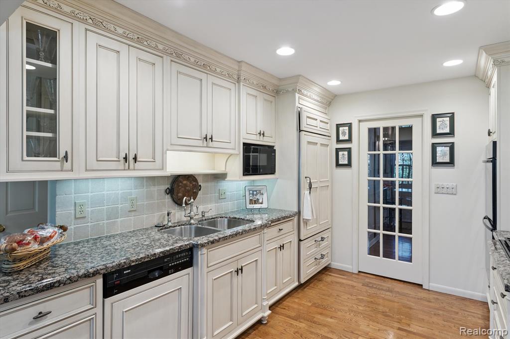 915 E River Road, Flushing, MI 48433 — Photo 15