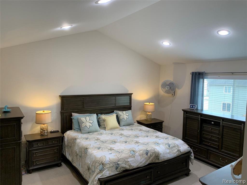 815 CALGARY Street, Auburn Hills, MI 48326 — Photo 22