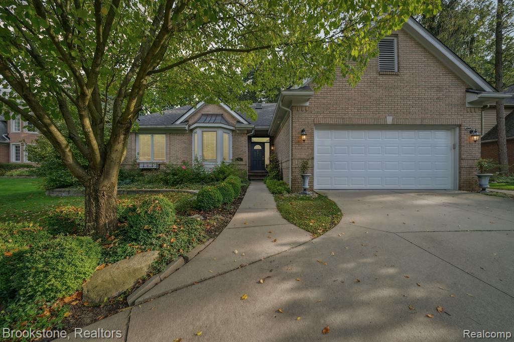 576 BLOOMER RIDGE Drive, Rochester, MI 48307 — Photo 2